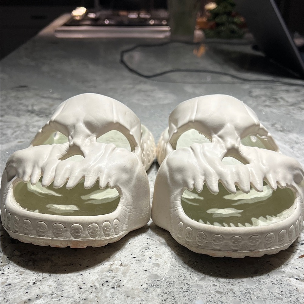 Skull Design White Slides - Size EU38.5 - Picture 3 of 8